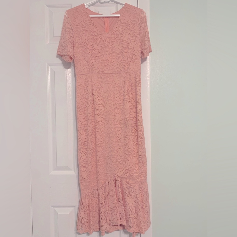 A beautiful pink dress, lace, 100% polyester, short sleeves, V-neck, midi dress